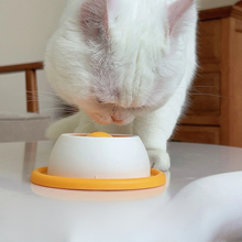 Carregar imagem no visualizador da galeria, Comedouro Interativo com Bola Giratória de Lamber
