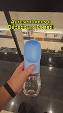 Carregar e reproduzir vídeo no visualizador da galeria, Garrafa de Água Portátil Pet com Bebedouro Anti-Vazamento
